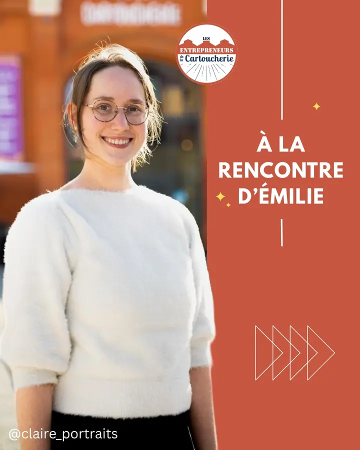À la rencontre d’Émilie. Photo d’Emilie, souriante, devant la Halle de la Cartoucherie (photo : @claire_portraits).