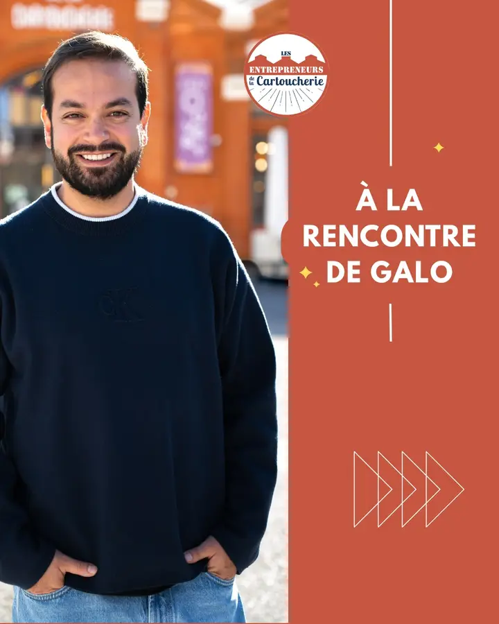 À la rencontre de Galo. Photo de Galo, souriant, en pull bleu marine devant la Halle de la Cartoucherie (photo : @claire_portraits).